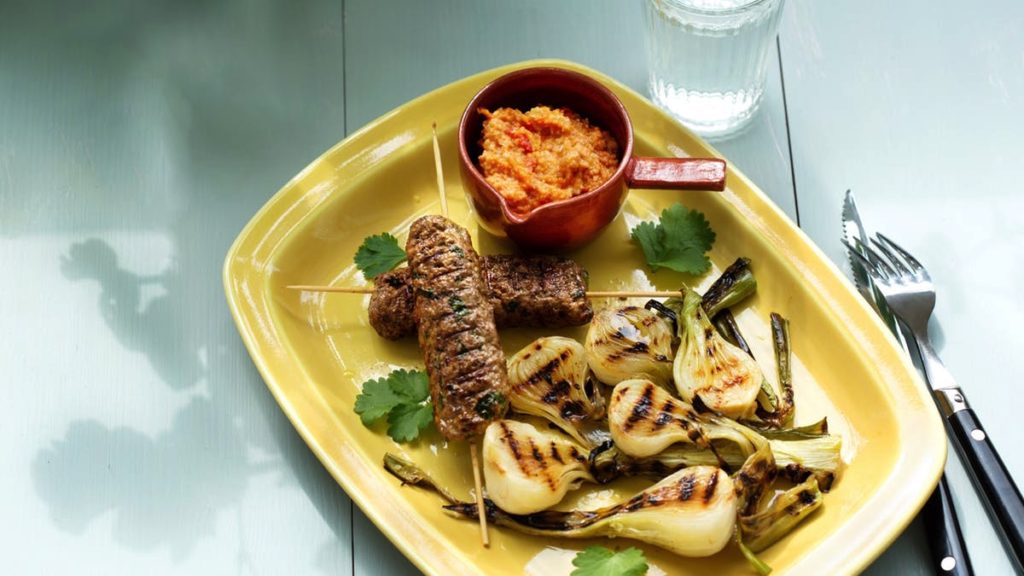 Low-carb beef skewers with grilled onions