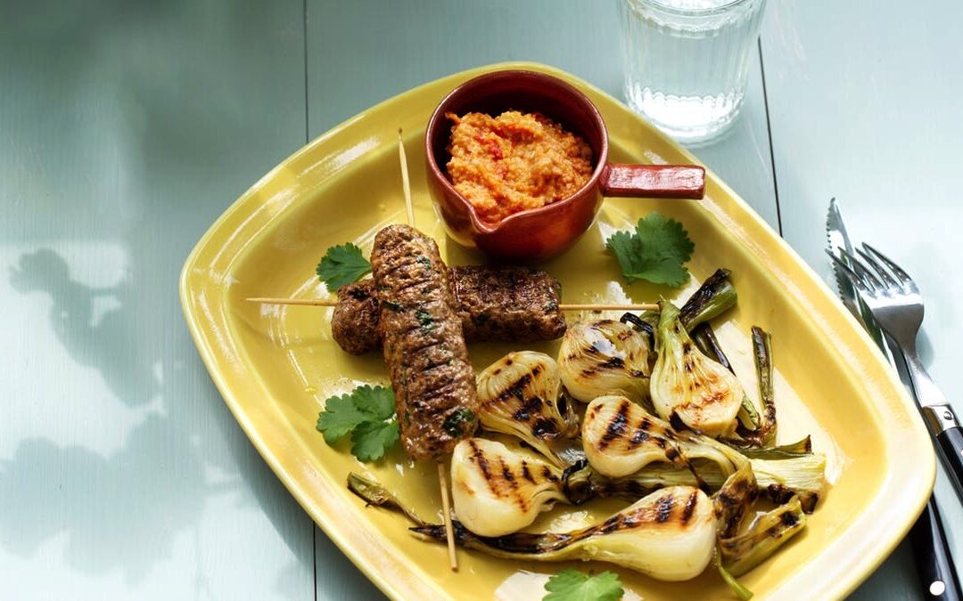 Low-carb beef skewers with grilled onions