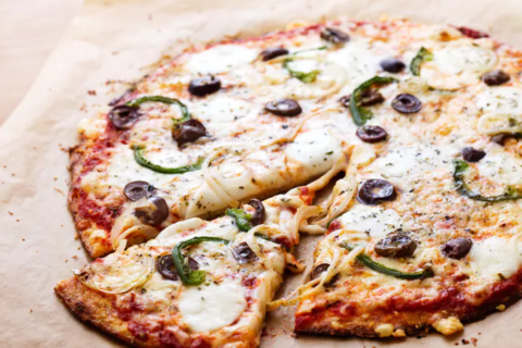Low-carb cauliflower pizza with green bell peppers and olives