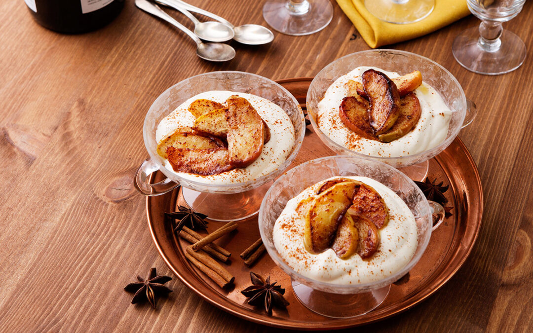 Low-carb cinnamon apples with vanilla sauce