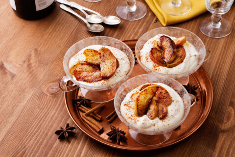 Low-carb cinnamon apples with vanilla sauce