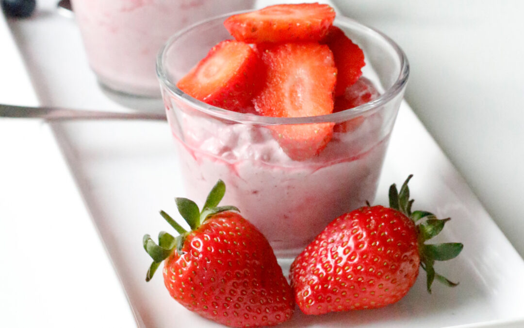 Low-carb coconut cream with berries