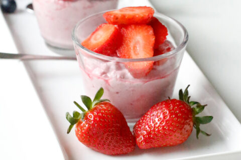 Low-carb coconut cream with berries