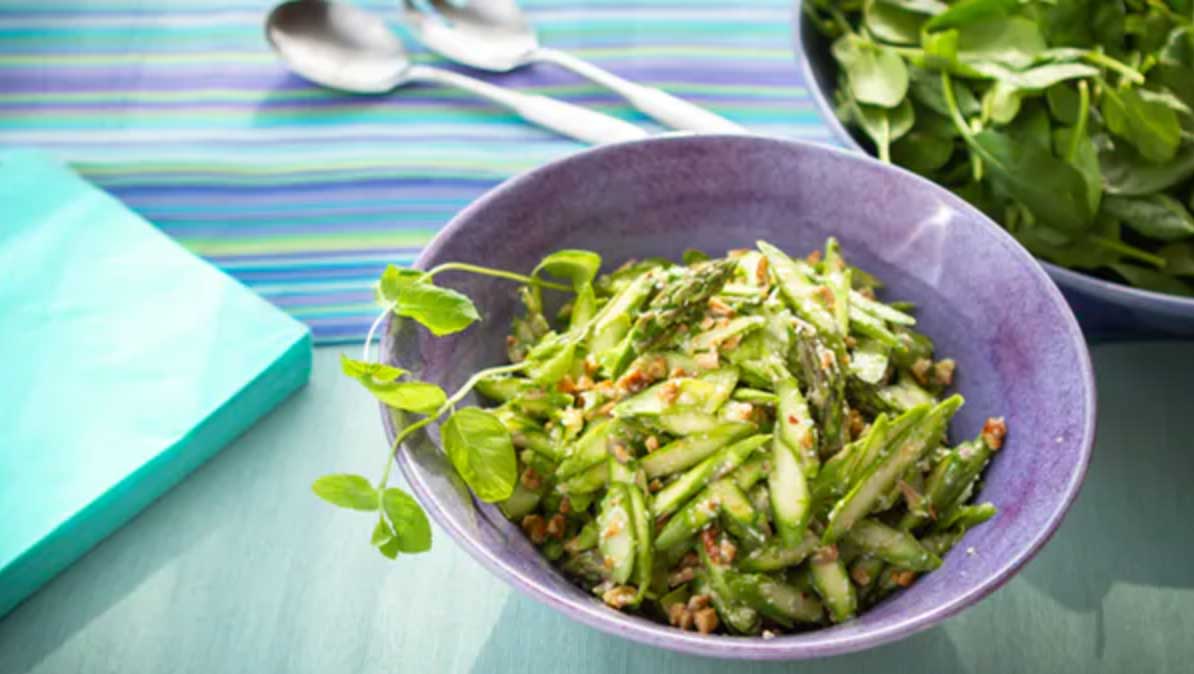 Low-carb-asparagus-salad-with-walnuts