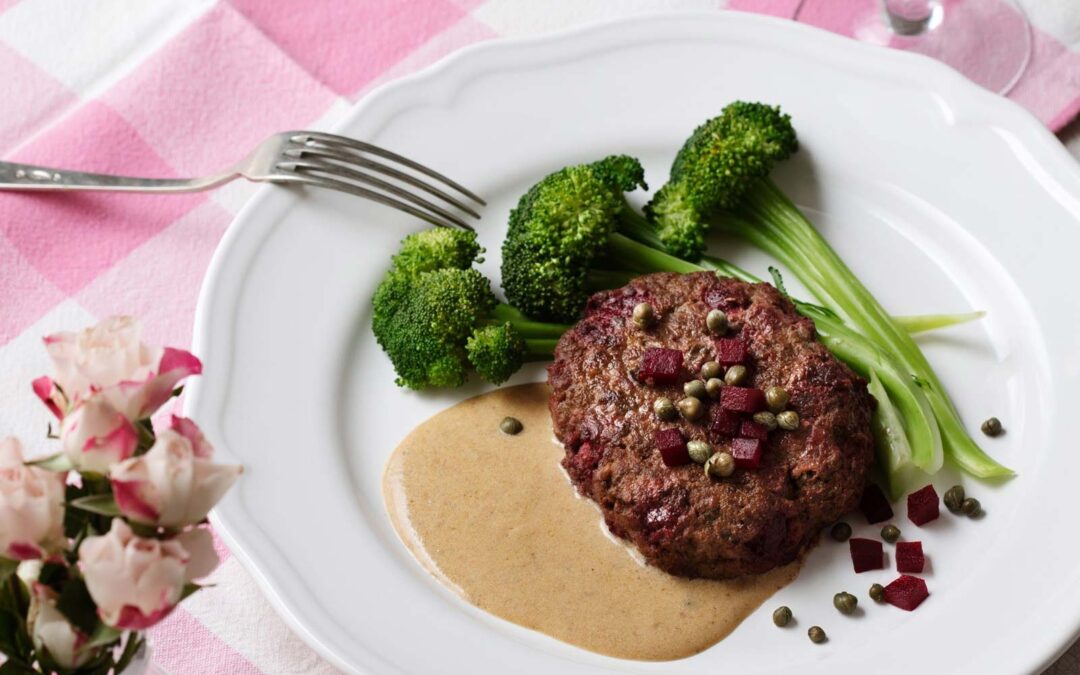 Beef burgers with cream sauce and broccoli