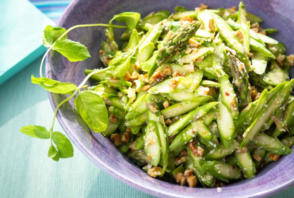 Low-carb asparagus salad with walnuts