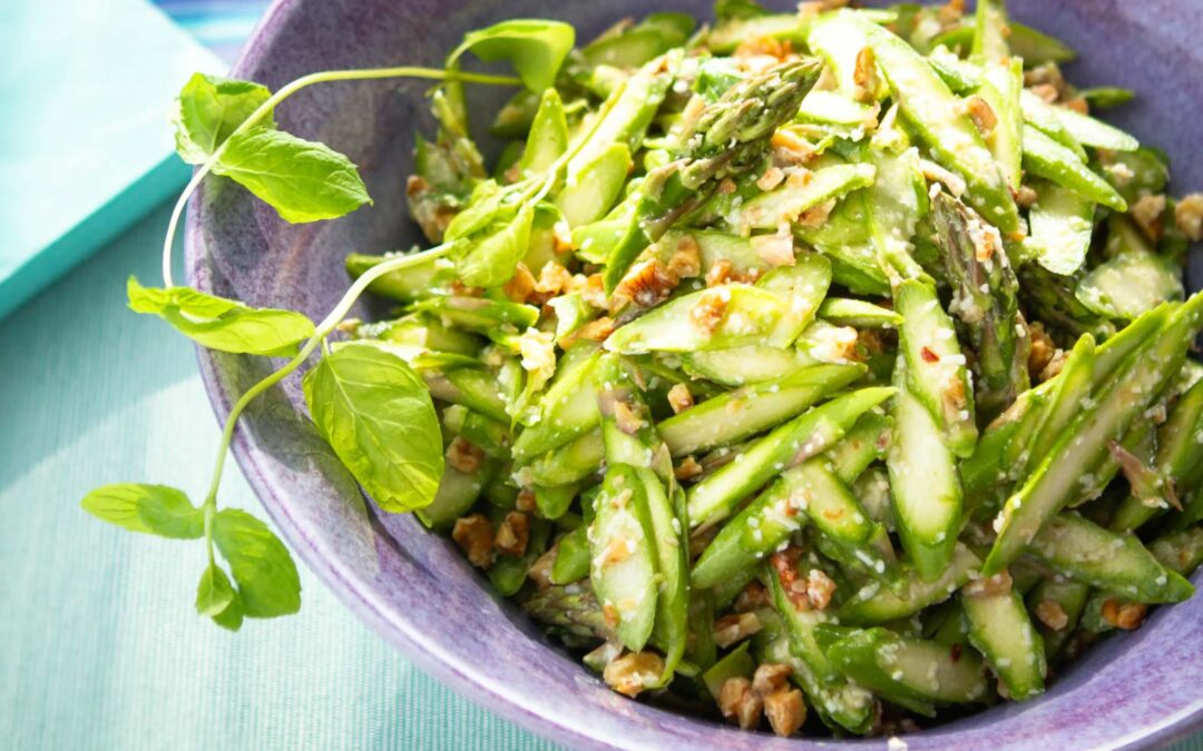 Low-carb asparagus salad with walnuts