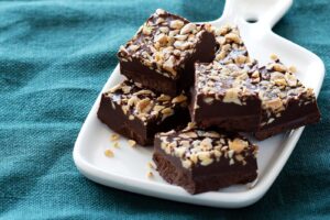 Low-carb chocolate and peanut squares