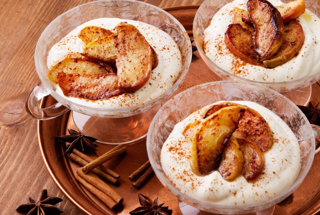 Low-carb cinnamon apples with vanilla sauce