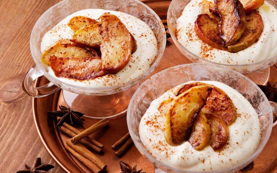 Low-carb cinnamon apples with vanilla sauce